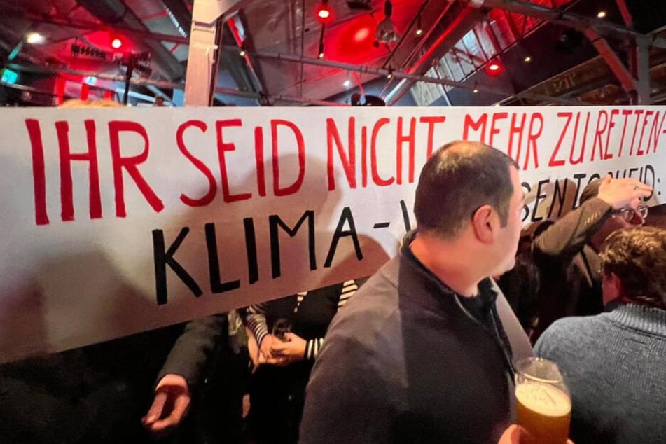 SPD-Wahlparty wird von Klima-Aktivisten gestürmt: "Ihr seid nicht mehr zu retten!"