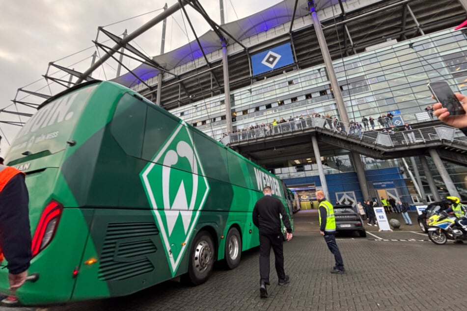 Kurz nach den Hamburgern kamen auch die Bremer am Volksparkstadion an.