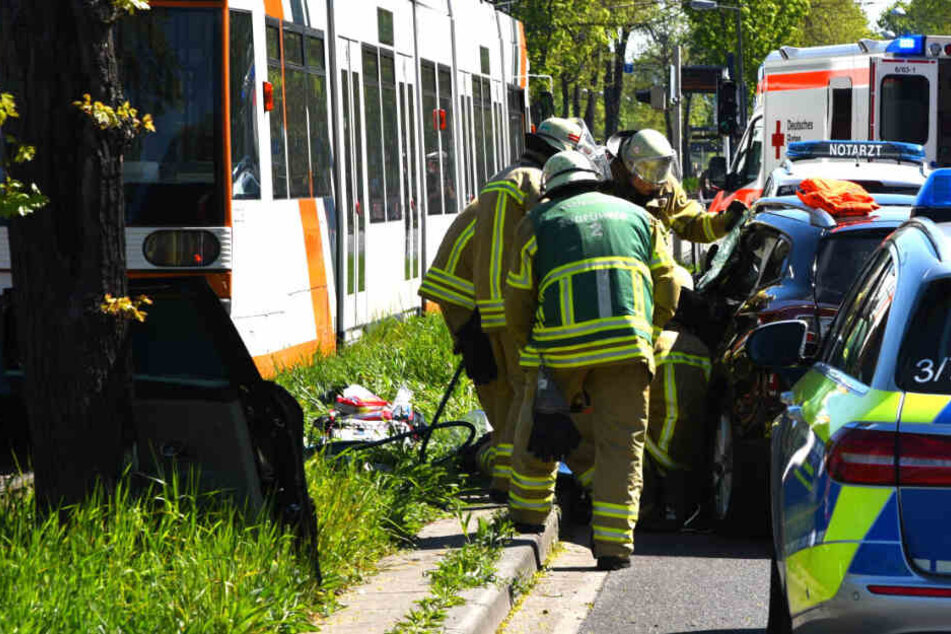 Die Feuerwehr befreite die 61-jährige Verletzte aus ihrem Wagen.