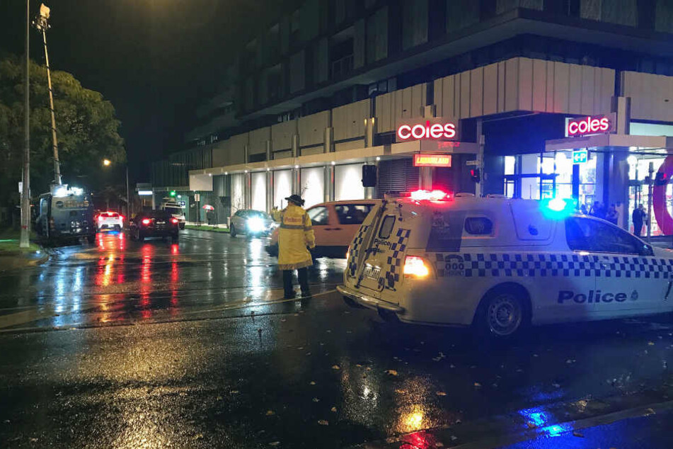 In Melbourne fand die Polizei eine Leiche im Eingangsbereich eines Wohnhauses, ein mutmaßlicher Geiselnehmer wurde erschossen.