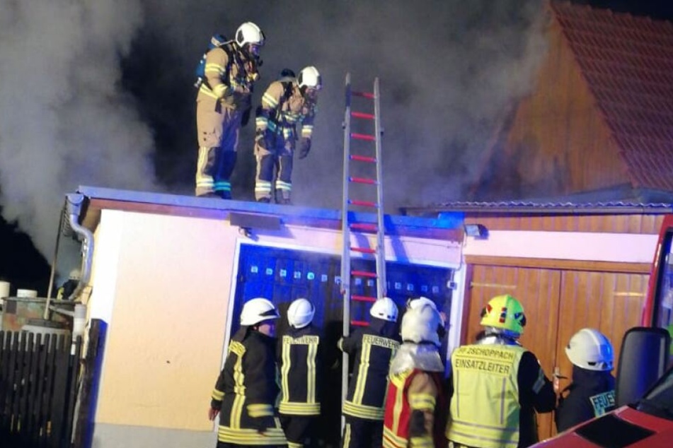 Die Kameraden der Feuerwehr konnten gerade noch verhindern, dass der Brand sich weiter ausbreitete.
