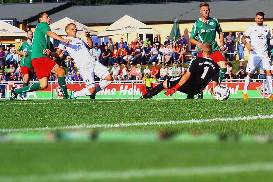 Die derzeit einzigen beiden Stoßstürmer im Kader des FC Erzgebirge beim Test in Limbach-Oberfrohna: Sören Bertram (2.v.l.) netzte ein, Albert Bunjaku (r.) schaute zu.Foto: Fran
