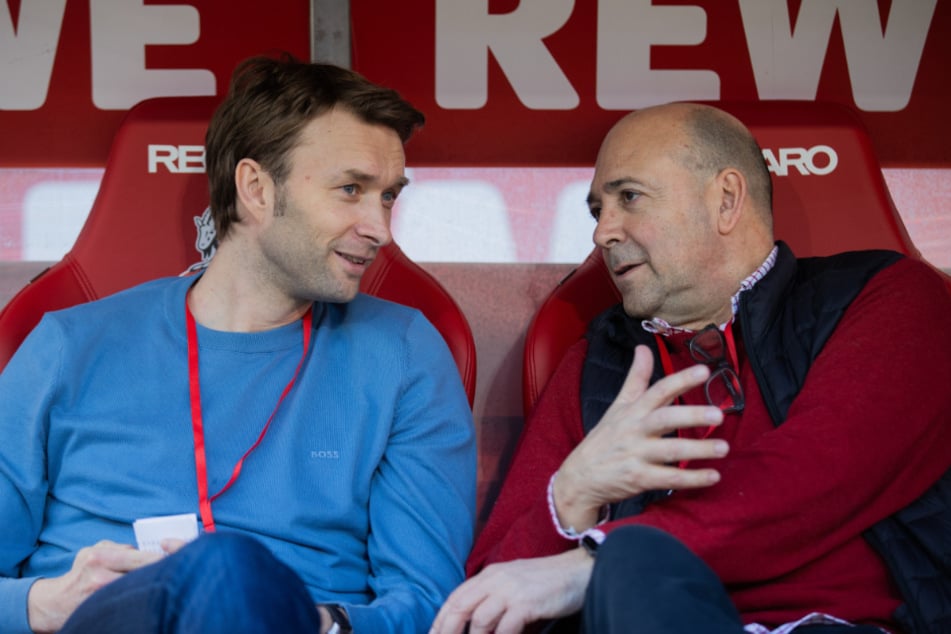Die Bayer-Bosse Simon Rolfes (44, l.) und Fernando Carro (61) sind aber offenbar nicht genügend vom Spanier überzeugt.