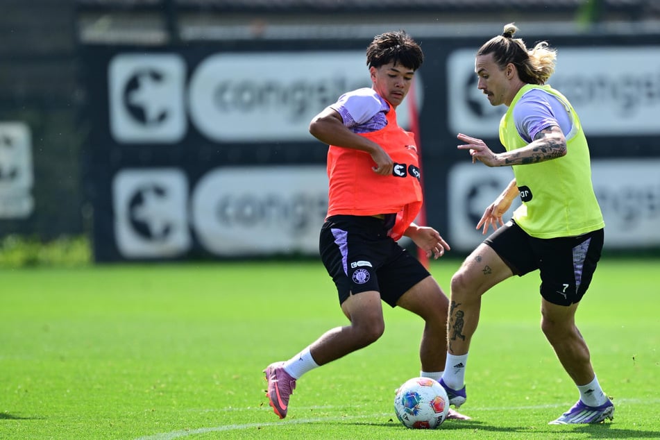 Jackson Irvine (r.) kann schon wieder viele Teile des Mannschaftstrainings mit absolvieren.