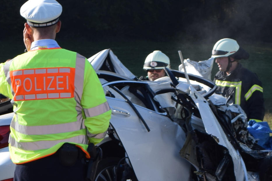 Schwäbisch Gmünd: BMW-Fahrer stirbt nach Crash mit LKW.