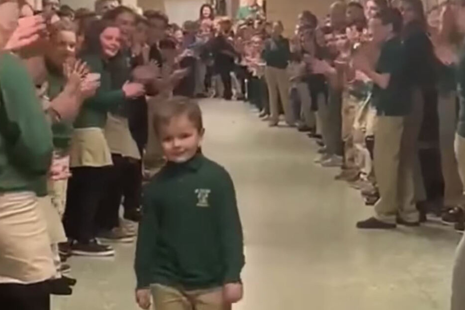 Seine Mitschüler empfingen John Oliver Zippay (6) nach seiner letzten Chemotherapie.