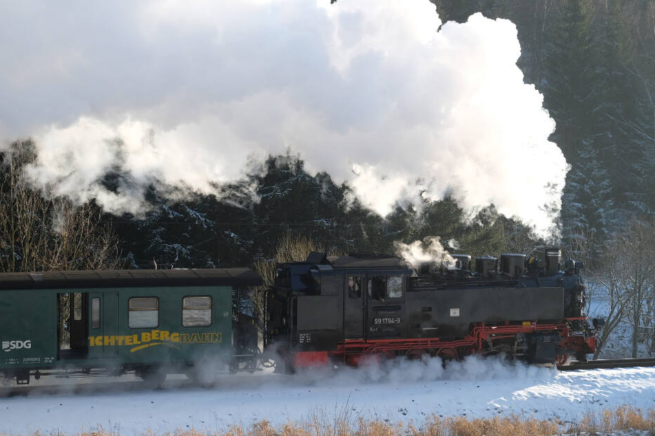 Skifahrer nutzen den ersten Schnee: Im Winterwunderland Oberwiesenthal startete am Freitag die Wintersportsaison.