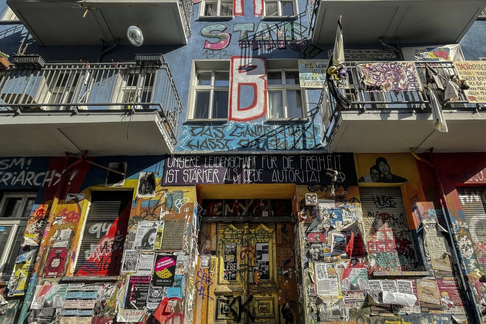 In der Rigaer Straße in Friedrichshain läuft aktuell ein großer Polizeieinsatz. (Archivbild)