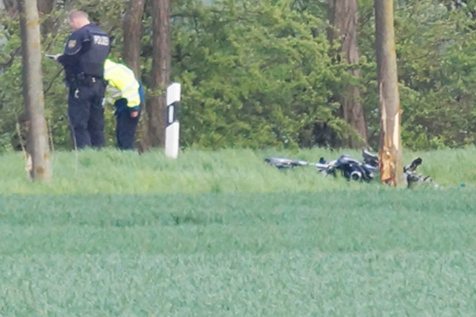Ein 32-jähriger Biker ist am Donnerstag beim Überholen zweier Autos von der Bundesstraße abgekommen und gegen einen Baum geprallt.