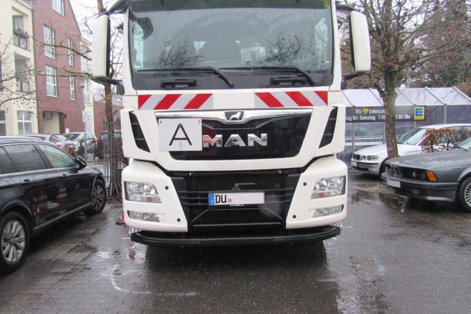 Der Müllwagen am Unfallort auf dem Parkplatz am Hösel-Center.