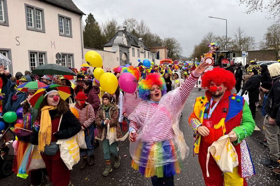 Viele der für den Rekordversuch erschienenen Clowns nahmen natürlich auch am Karnevalsumzug teil.