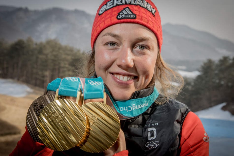Laura Dahlmeier zeigt ihre Medaillen, die sie bei den Olympischen Spielen 2018 gewonnen hat.