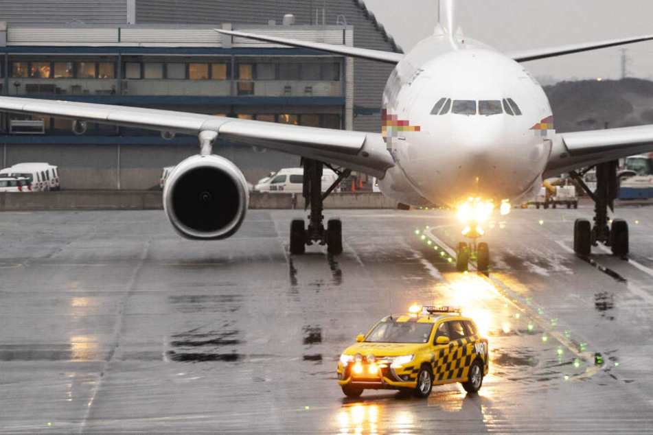 Bei der Landung in Frankfurt kam es zu einem Zwischenfall, ein Passagier wurde verletzt (Symbolbild).