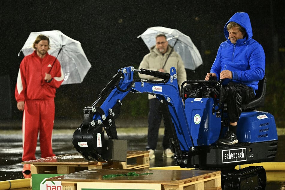 Der Bagger streikt, die Stimmung drückt: Henning Baum (53) machte einen grimmigen Eindruck auf die Zuschauer.