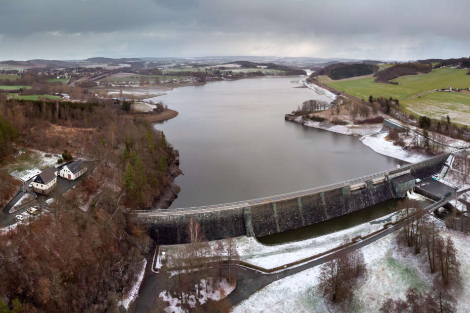 Die Talsperre Pirk ist ein beliebter Erholungsort. Hauptsächlich aber dient sie dem Rückstau von Wasser und der Stromerzeugung.