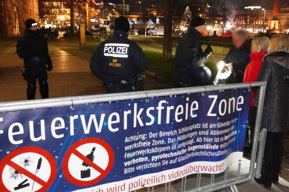 Polizisten kontrollieren Passanten am Schlossplatz.