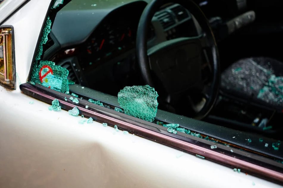 In mehreren Stadtteilen brachen Unbekannte in Autos ein. (Symbolbild)