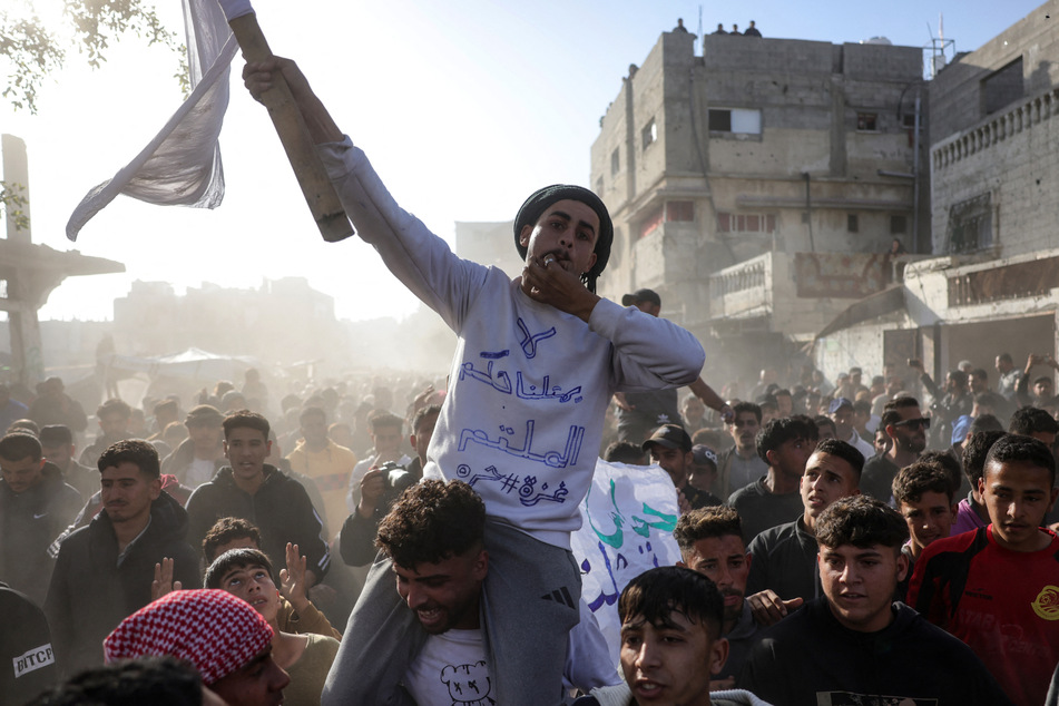 Israel-Krieg: "Hamas raus!" - Immer mehr Palästinenser gehen auf die Straße