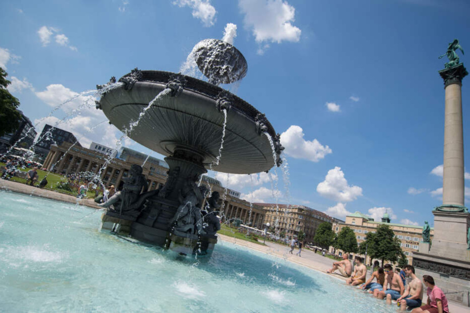 Wird es so warm, dass wir im Brunnen nach Abkühlung suchen?