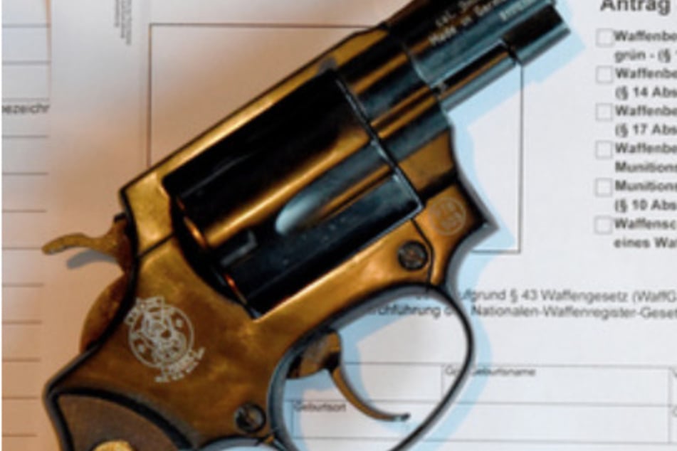 Der Mann in Köln schoss mit einem Revolver auf eine Wohnungstür. Dahinter befanden sich eine Frau und ihr Sohn. (Symbolbild)