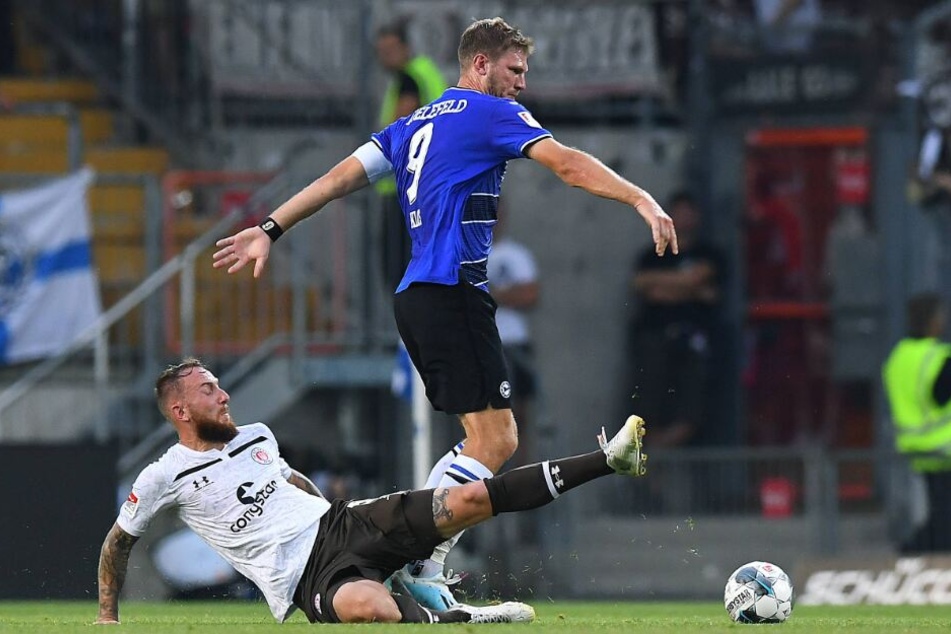 Fabian Klos (r.) war mit der Entscheidung des Schiedsrichters nach dem Videobeweis unzufrieden.