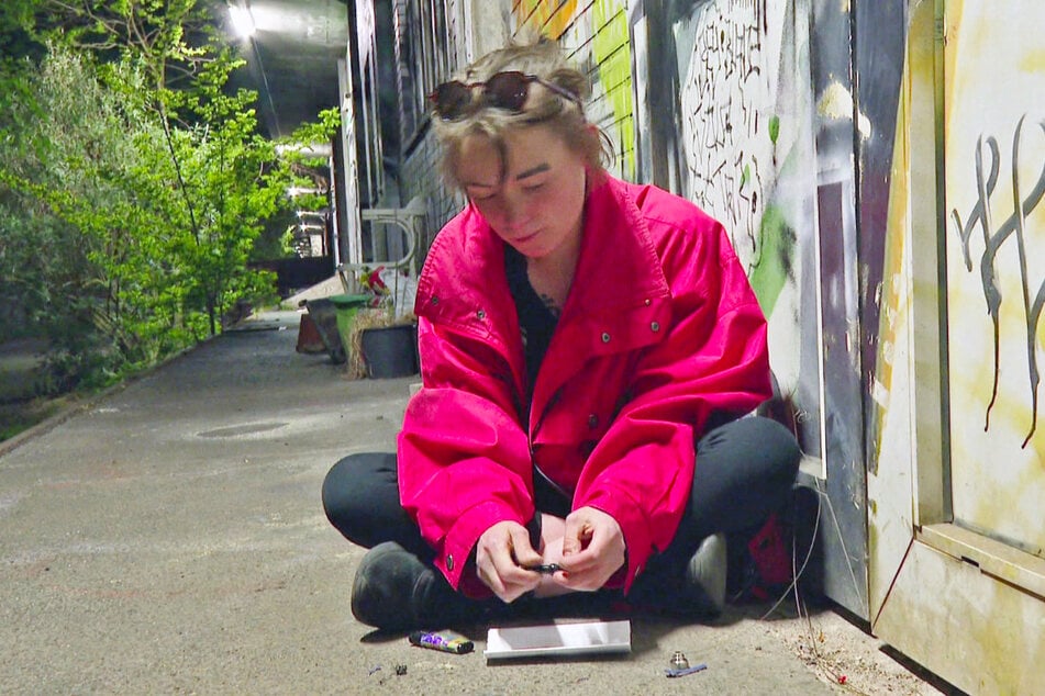 Junkie Lara (23) ist es seit Jahren gewohnt, sich allein durchs Leben zu schlagen.