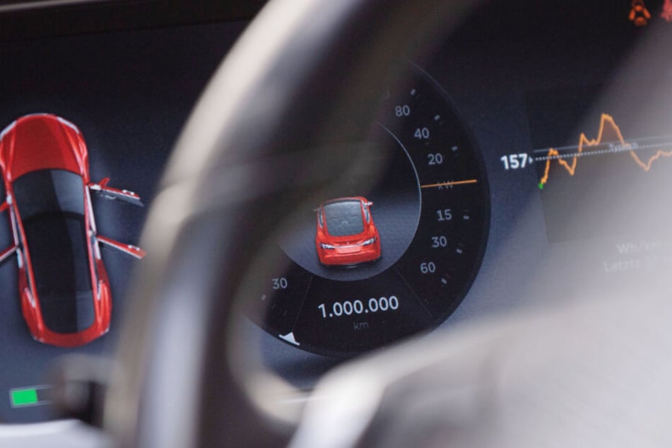 Die Tacho-Anzeige in einem Tesla Model S, Baujahr 2013 zeigt 1.000.000 Kilometer.
