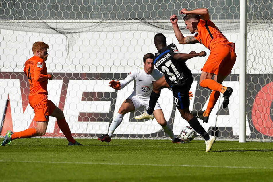 Das Tor des Tages in Paderborn: Bernard Tekpetey (2.v.r.) zieht ab, der Rettungsversuch von Dennis Kempe (r.) kommt zu spät.