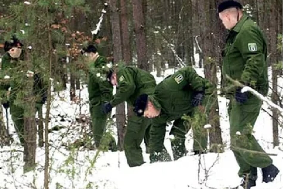 Polizisten durchkämmen das Waldgebiet, in dem Ulrike verschwand.