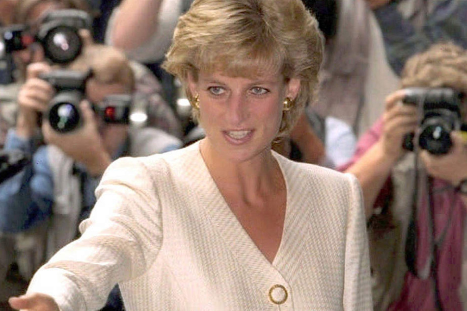 Prinzessin Diana am 27. Juni 1996 vor dem Mortimer Market Centre-Krankenhaus für HIV-Infizierte und AIDS-Kranke in London.