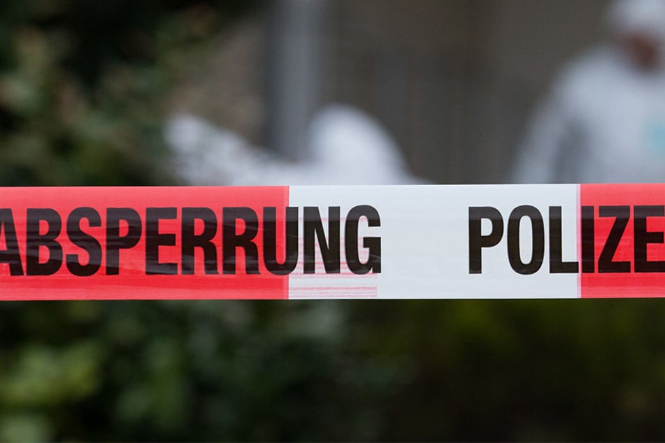 Die Polizei fand die leblose Frau in ihrer Wohnung. (Symbolbild)