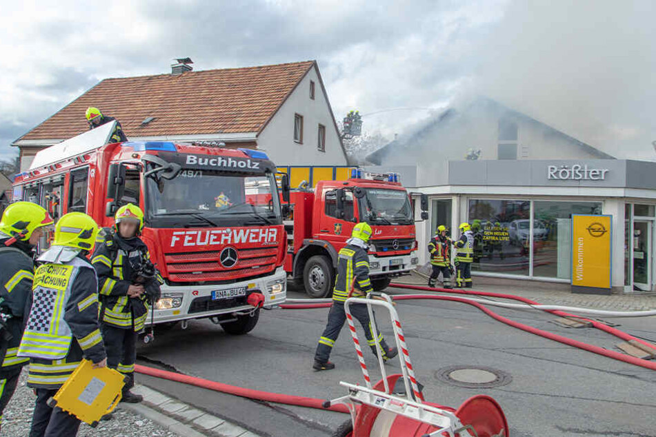 Die Feuerwehren aus Crottendorf und Umgebung sind bei dem Brand vor Ort.