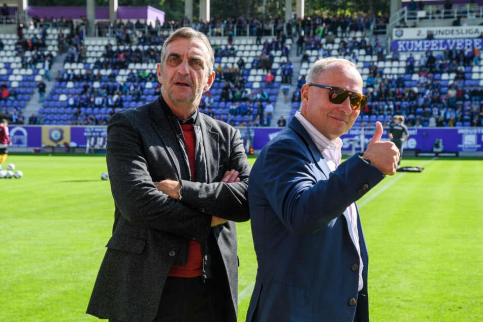 Bei Aues Boss Helge Leonhardt (r.) ging der Daumen hoch, Dynamos Sportdirektor Ralf Minge sah zumindest nach Abpfiff nicht glücklich aus.
