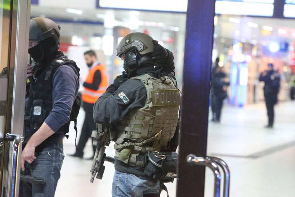 Einsatzkräfte am Düsseldorfer Hauptbahnhof.