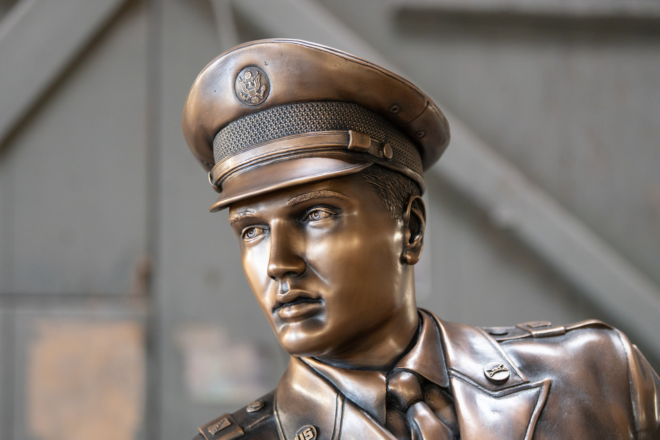 Der "King of Rock ’n’ Roll", Elvis Presley (†42), wurde als Bronzefigur zu neuem Leben erweckt.