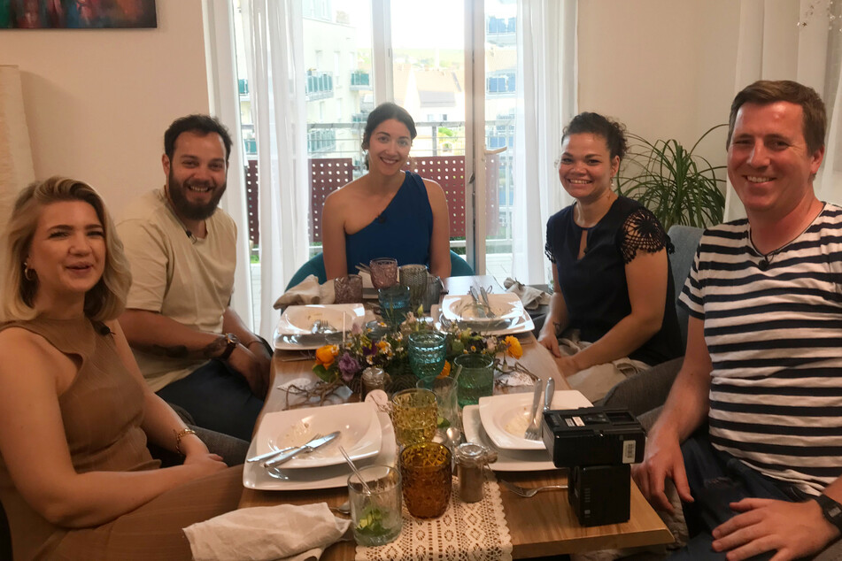 Die Hobbykoch-Runde beim perfekten Dinner diese Woche (v.l.n.r.): Laura (29), Moritz (31), Eda (29), Sam (31) und Christoph (38).