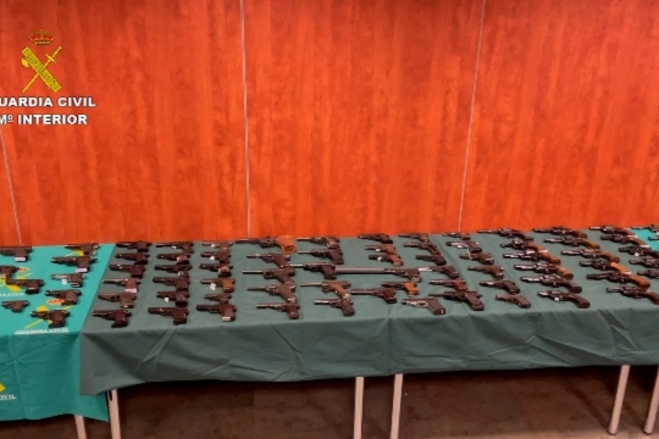 Waffen fand die Polizei zur Genüge.