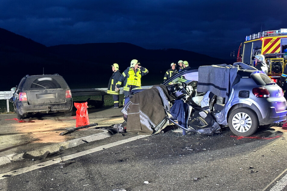 Horrorunfall auf B89: Passat kracht in Citroën, eine Tote und drei Schwerverletzte