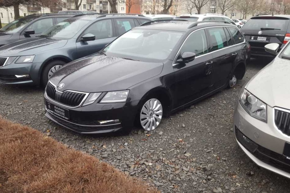 Der oder die Täter lehnten die Radkappen nach dem Abmontieren der Räder so ans Auto, dass man den Diebstahl zunächst nicht wahrnehmen konnte.