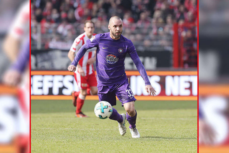 Bleibt Christian Tiffert auch im "hohen" Fußballalter von 36 Jahren am Ball?