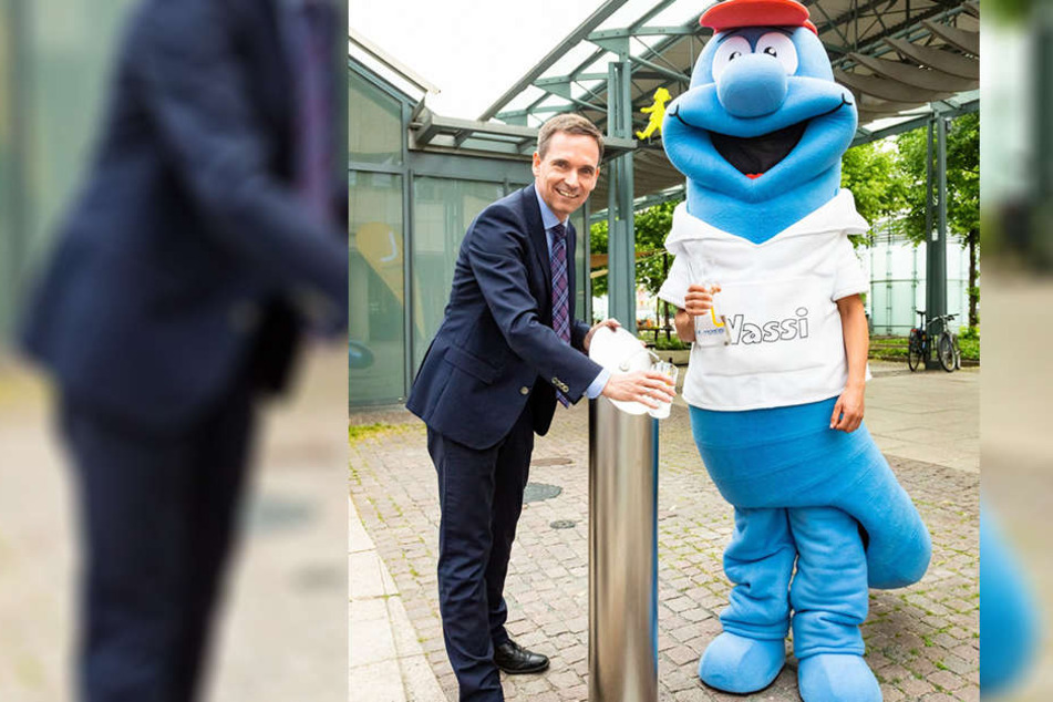 Ulrich Meyer, Geschäftsführer der Leipziger Wasserwerke, vor dem neuen Trinkwasserbrunnen am Kurt-Masur-Platz.