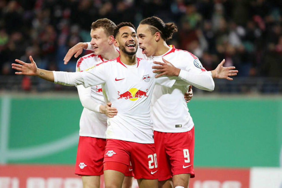 Torschütze Matheus Cunha (M.) ließ sich von Lukas Klostermann (l.) und Sturmpartner Yussuf Poulsen ordentlich abfeiern.