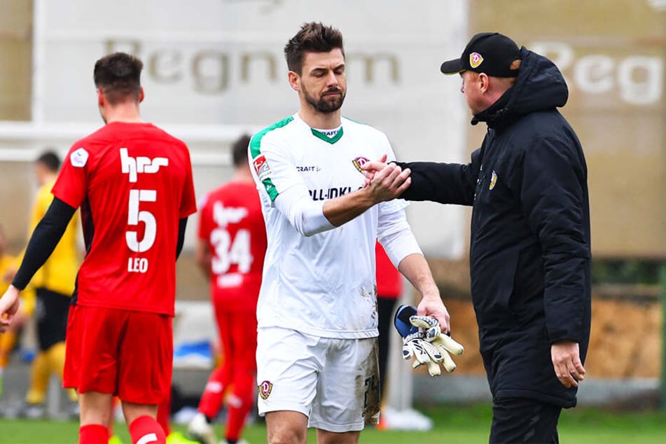 Shakehand zwischen Patrick Wiegers (l.) und Maik Walpurgis. Vom aktuellen Trainer fühlt sich der Torwart mehr wertgeschätzt.