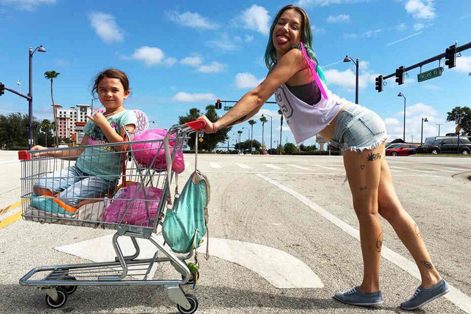 Der beste Film des Jahres: "The Florida Project". Halley (r., Bria Vinaite) versucht in diesem Meisterwerk trotz großer Geldnot alles, um ihrer Tochter Moonee (Brooklynn Prince) ein gutes Leben zu bieten.