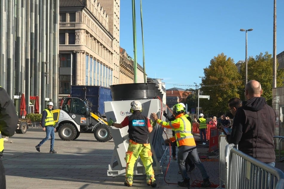 Mitarbeiter der Heli-Firma und eines Unternehmens aus dem Leipziger Umland sicherten die zu transportierende Lüftungsanlage.