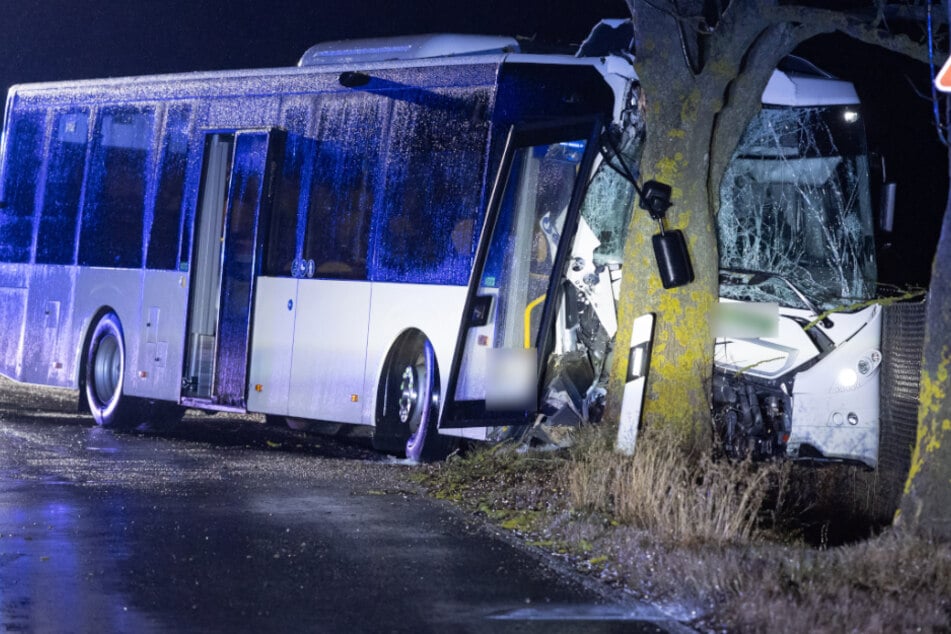 Schwerer Unfall in Thüringen: Bus kracht gegen Baum, Fahrer und Kind verletzt!