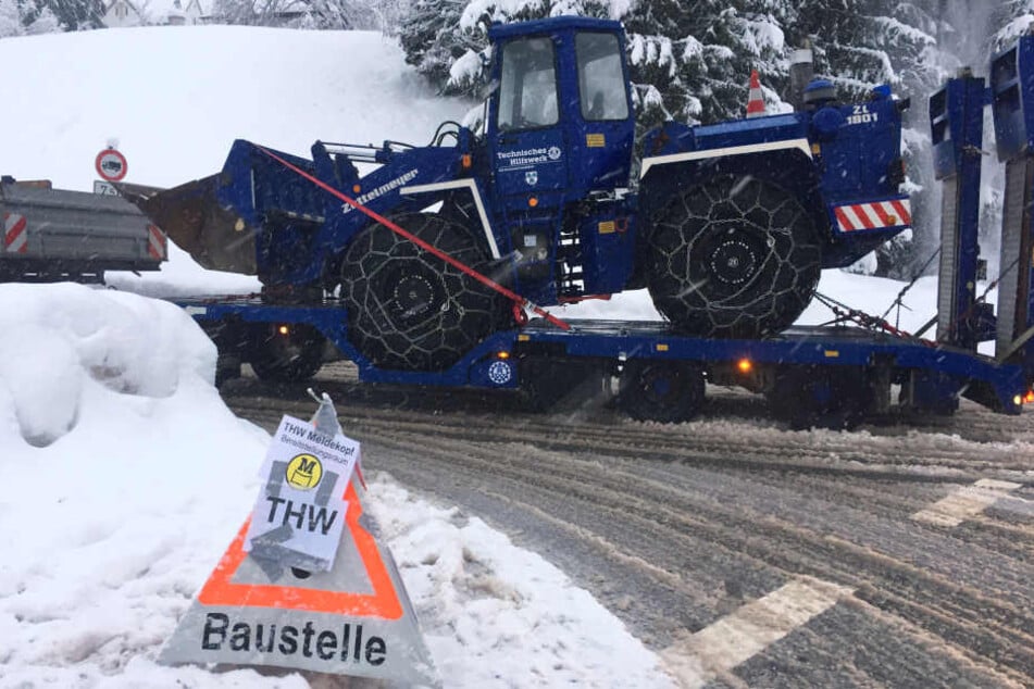 Das THW bringt im Kampf gegen die Schneemassen einen Radlader mit Ketten nach Berchtesgaden.