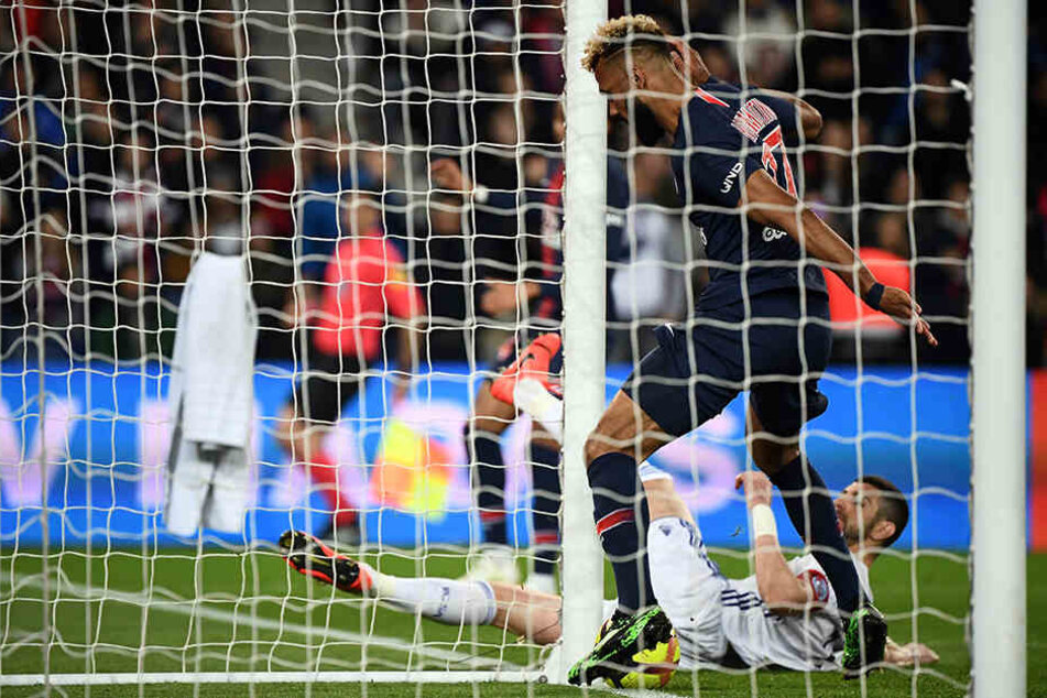 Klärte auf der gegnerischen Torlinie: Eric Maxim Choupo-Moting (30) von PSG.