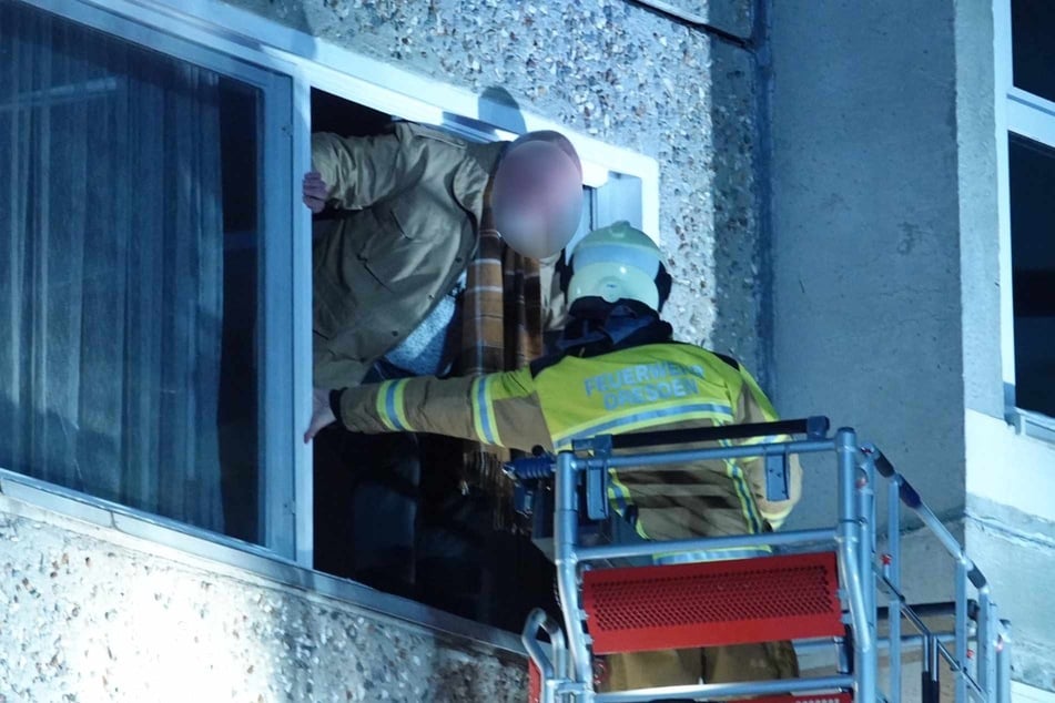 Die Anwohner des Hauses wurden aus den Fenstern mit einer Drehleiter gerettet.