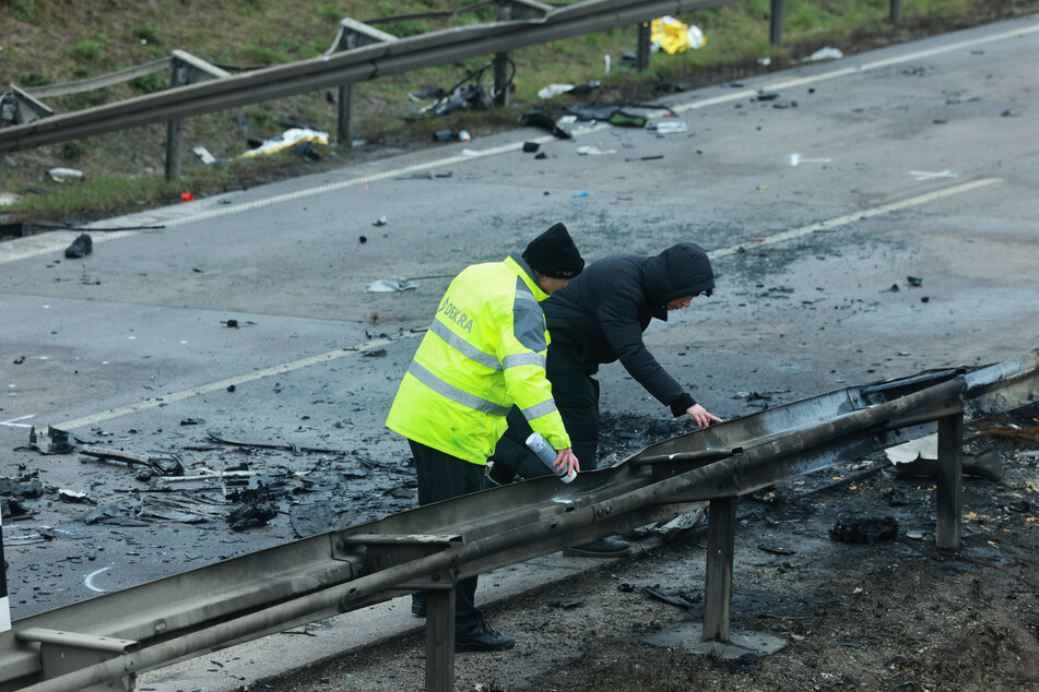 Bei dem Unfall verteilten sich Trümmerteile auf und neben der Fahrbahn. Die Spuren der brennenden Fahrzeuge waren unübersehbar.